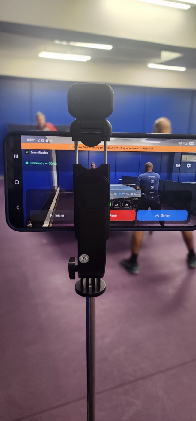 Celular no tripé durante jogo de tênis de mesa com SmartReplay Sport